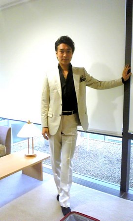 札幌楽屋で衣装つけて.jpg